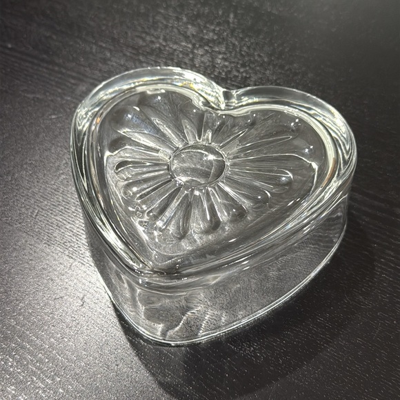 Heart-Shaped Glass Dish - Picture 4 of 7